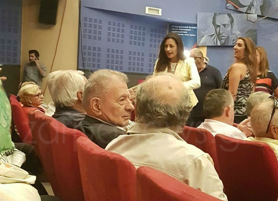 Ηράκλειο: Ο πρώην υπουργός του ΠΑΣΟΚ Σήφης Βαλυράκης περιμένει να υποδεχθεί τον Τσίπρα [εικόνες] | iefimerida.gr 0