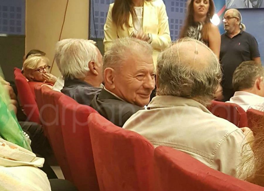 Ηράκλειο: Ο πρώην υπουργός του ΠΑΣΟΚ Σήφης Βαλυράκης περιμένει να υποδεχθεί τον Τσίπρα [εικόνες] | iefimerida.gr 1
