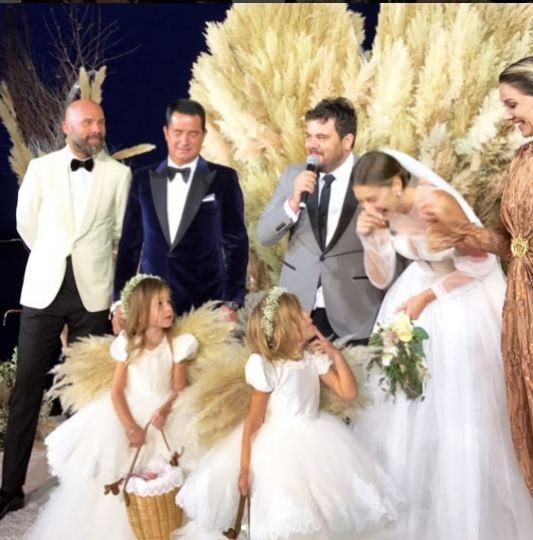 Τανιμανίδης-Μπόμπα (με θανατηφόρο ντεκολτέ) στο γαμήλιο πάρτι του Τούρκου καναλάρχη στο Σεν Τροπέ [εικόνες & βίντεο] | iefimerida.gr 3