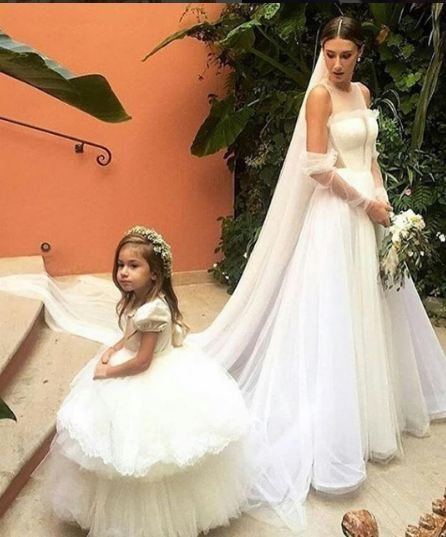 Τανιμανίδης-Μπόμπα (με θανατηφόρο ντεκολτέ) στο γαμήλιο πάρτι του Τούρκου καναλάρχη στο Σεν Τροπέ [εικόνες & βίντεο] | iefimerida.gr 5