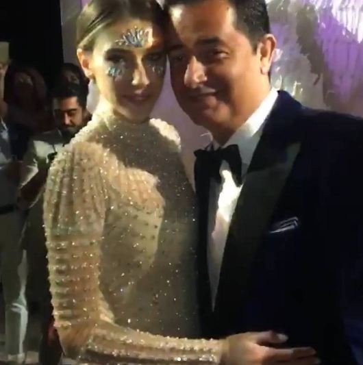 Τανιμανίδης-Μπόμπα (με θανατηφόρο ντεκολτέ) στο γαμήλιο πάρτι του Τούρκου καναλάρχη στο Σεν Τροπέ [εικόνες & βίντεο] | iefimerida.gr 4