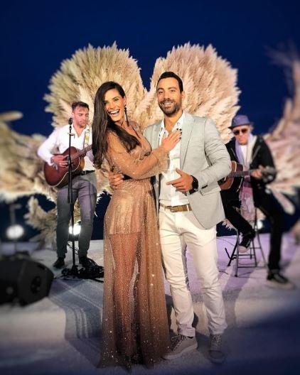 Τανιμανίδης-Μπόμπα (με θανατηφόρο ντεκολτέ) στο γαμήλιο πάρτι του Τούρκου καναλάρχη στο Σεν Τροπέ [εικόνες & βίντεο] | iefimerida.gr 2