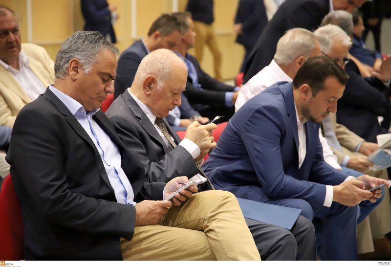 Αποκοιμήθηκε ο Ζουράρις στη συνέντευξη Τύπου του Τσίπρα -Τα κινητά τους κοιτούσαν οι υπουργοί [εικόνες] | iefimerida.gr 2