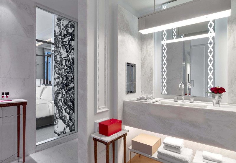 Baccarat Hotel: Πωλούνται από το ποτήρι της σαμπάνιας μέχρι ο πολυέλαιος των 216.600 δολαρίων [εικόνες] | iefimerida.gr 4