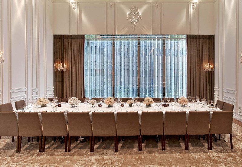 Baccarat Hotel: Πωλούνται από το ποτήρι της σαμπάνιας μέχρι ο πολυέλαιος των 216.600 δολαρίων [εικόνες] | iefimerida.gr 2