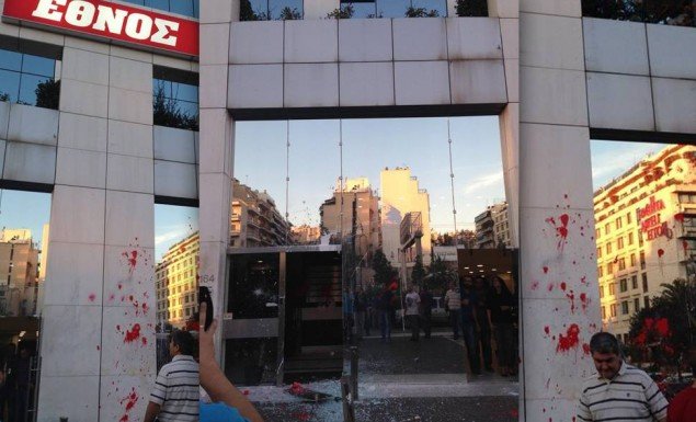 Επίθεση με πέτρες στα γραφεία του «Εθνους» -Χτύπησαν τον δημοσιογράφο Μένιο Σακελλαρόπουλο [εικόνες] | iefimerida.gr 0