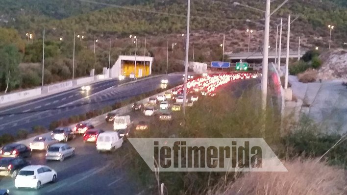 Ταλαιπωρία και μποτιλιάρισμα στους δρόμους της Αθήνας λόγω της απεργίας του Μετρό [εικόνες] | iefimerida.gr 1