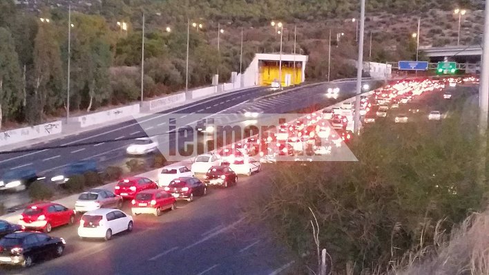 Ταλαιπωρία και μποτιλιάρισμα στους δρόμους της Αθήνας λόγω της απεργίας του Μετρό [εικόνες] | iefimerida.gr 6