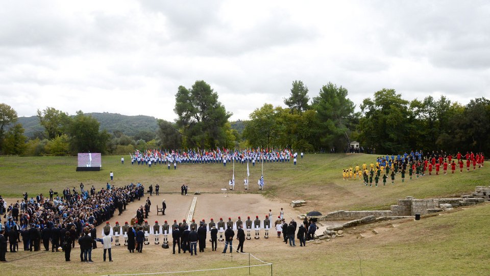 Καρέ καρέ η αφή της Ολυμπιακής Φλόγας στην Αρχαία Ολυμπία -Εντυπωσιακή τελετή με... ψιλόβροχο [εικόνες] | iefimerida.gr 9