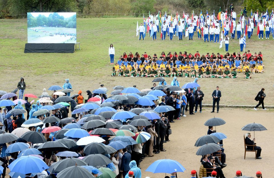 Καρέ καρέ η αφή της Ολυμπιακής Φλόγας στην Αρχαία Ολυμπία -Εντυπωσιακή τελετή με... ψιλόβροχο [εικόνες] | iefimerida.gr 8