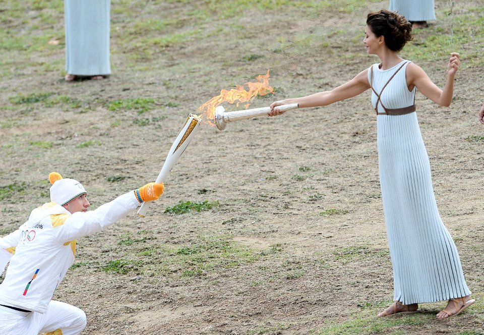 Καρέ καρέ η αφή της Ολυμπιακής Φλόγας στην Αρχαία Ολυμπία -Εντυπωσιακή τελετή με... ψιλόβροχο [εικόνες] | iefimerida.gr 7
