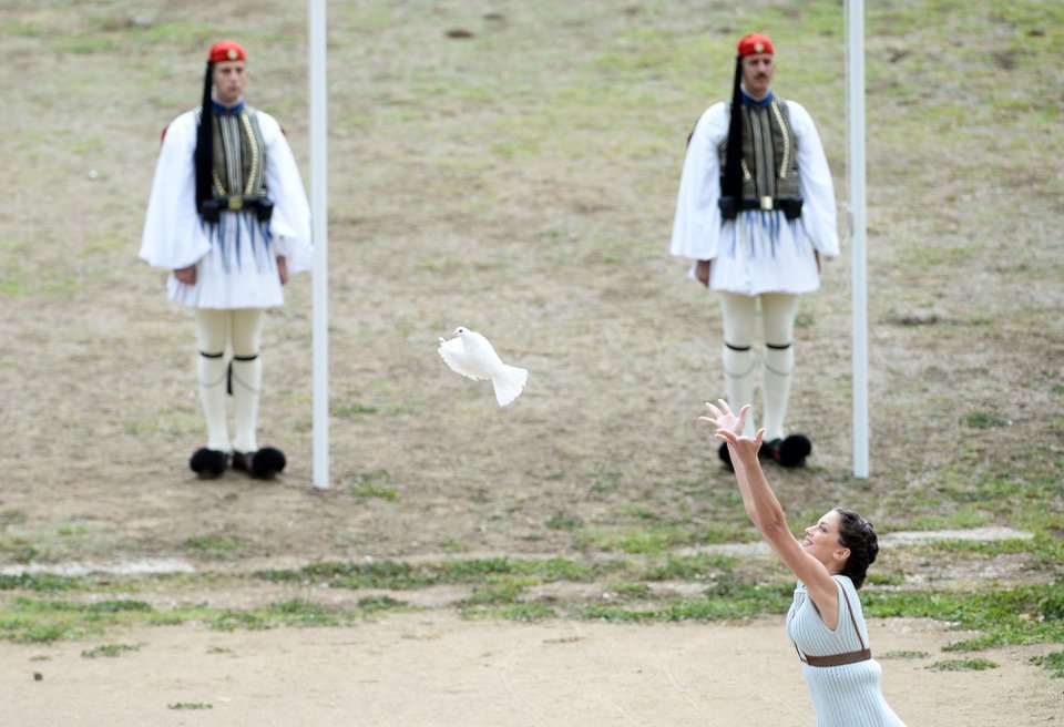 Καρέ καρέ η αφή της Ολυμπιακής Φλόγας στην Αρχαία Ολυμπία -Εντυπωσιακή τελετή με... ψιλόβροχο [εικόνες] | iefimerida.gr 4