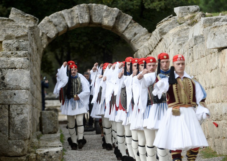 Καρέ καρέ η αφή της Ολυμπιακής Φλόγας στην Αρχαία Ολυμπία -Εντυπωσιακή τελετή με... ψιλόβροχο [εικόνες] | iefimerida.gr 6