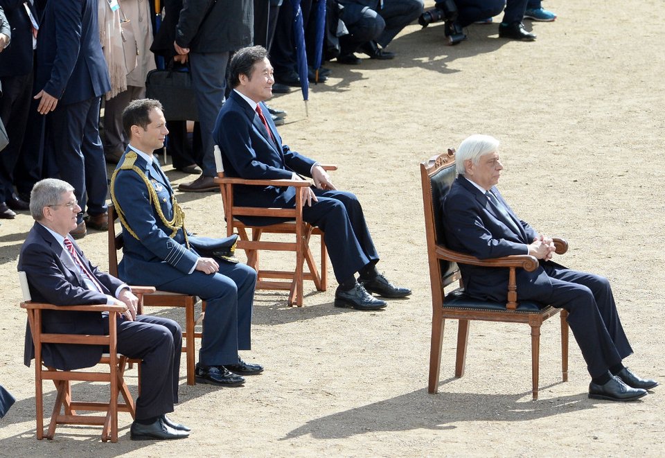 Καρέ καρέ η αφή της Ολυμπιακής Φλόγας στην Αρχαία Ολυμπία -Εντυπωσιακή τελετή με... ψιλόβροχο [εικόνες] | iefimerida.gr 5