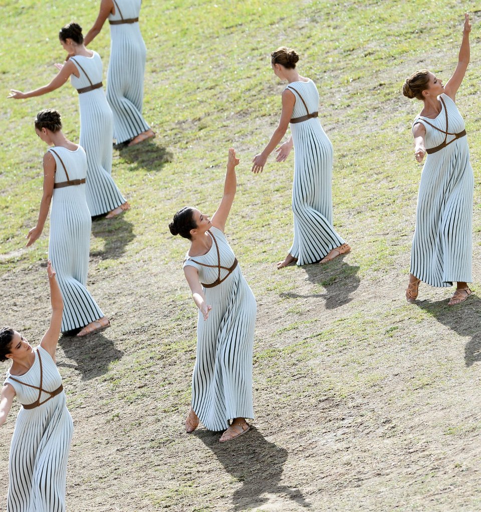 Καρέ καρέ η αφή της Ολυμπιακής Φλόγας στην Αρχαία Ολυμπία -Εντυπωσιακή τελετή με... ψιλόβροχο [εικόνες] | iefimerida.gr 2