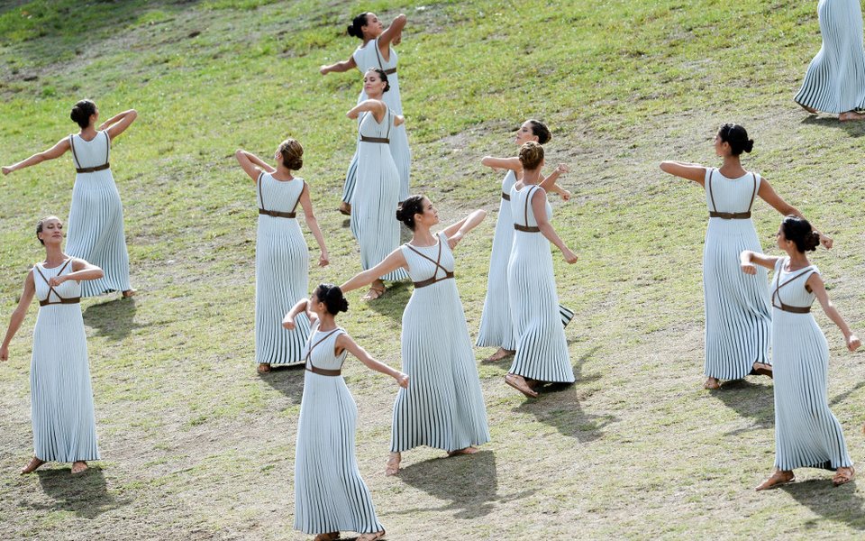 Καρέ καρέ η αφή της Ολυμπιακής Φλόγας στην Αρχαία Ολυμπία -Εντυπωσιακή τελετή με... ψιλόβροχο [εικόνες] | iefimerida.gr 3