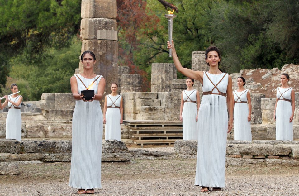 Καρέ καρέ η αφή της Ολυμπιακής Φλόγας στην Αρχαία Ολυμπία -Εντυπωσιακή τελετή με... ψιλόβροχο [εικόνες] | iefimerida.gr 0