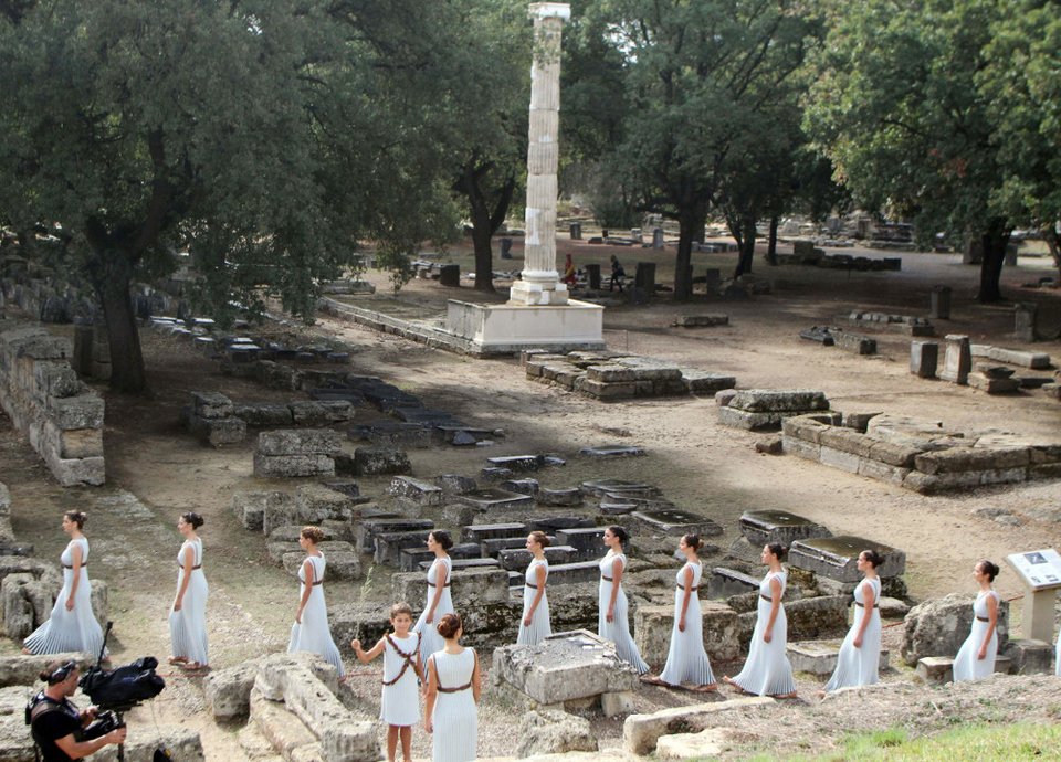 Καρέ καρέ η αφή της Ολυμπιακής Φλόγας στην Αρχαία Ολυμπία -Εντυπωσιακή τελετή με... ψιλόβροχο [εικόνες] | iefimerida.gr 1