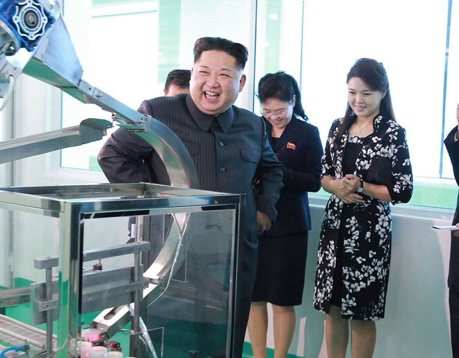 Ο Κιμ άφησε τα πυρηνικά και πήγε σε εργοστάσιο... καλλυντικών -Με την σύζυγό του [εικόνες] | iefimerida.gr 0