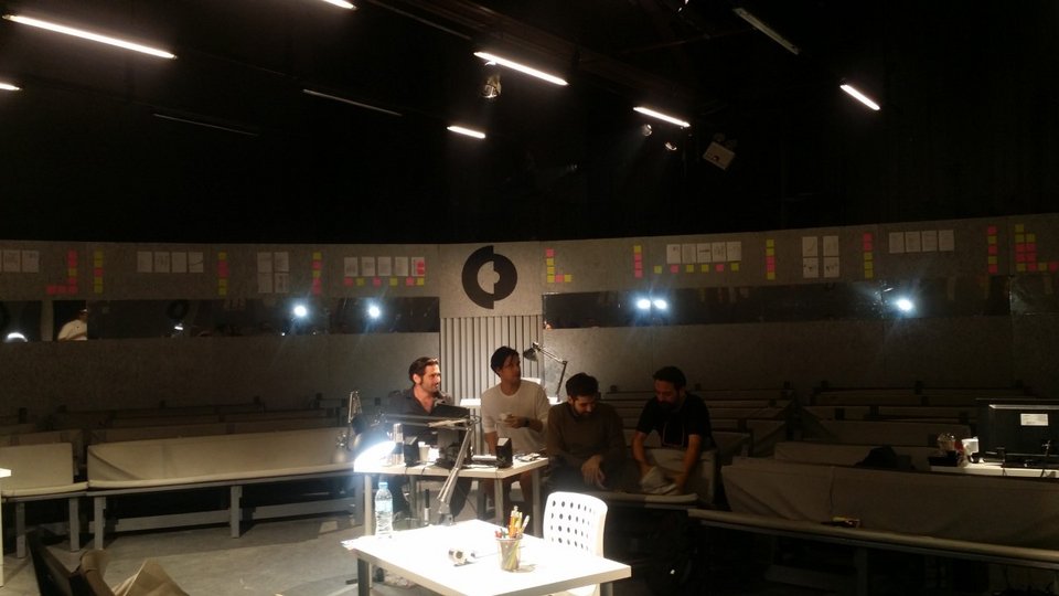 Το θέατρο Αποθήκη μετατράπηκε σε εταιρεία -Οι θεατές άναυδοι ανάμεσα στα γραφεία [εικόνες & βίντεο] | iefimerida.gr 1