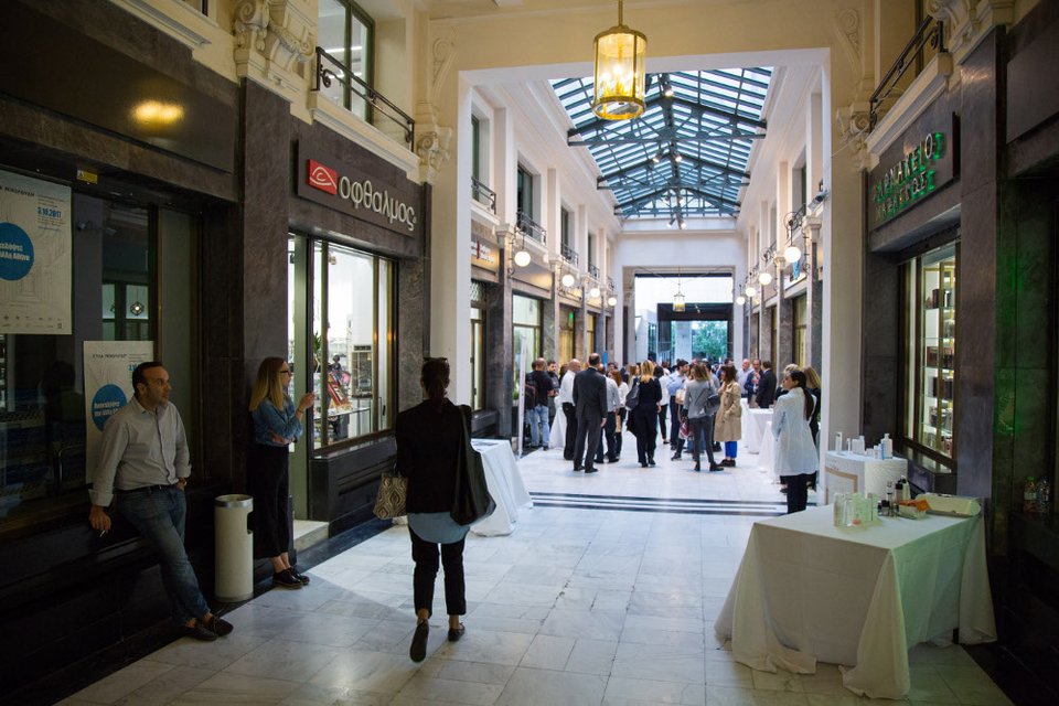 «Ζωντάνεψε» η ιστορική Στοά Νικολούδη -Εκεί όπου σύχναζαν οι Αθηναίοι του '30 [εικόνες]  | iefimerida.gr 3