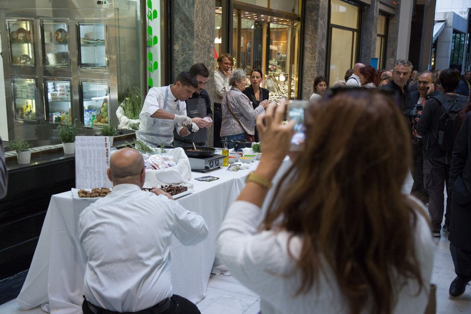 «Ζωντάνεψε» η ιστορική Στοά Νικολούδη -Εκεί όπου σύχναζαν οι Αθηναίοι του '30 [εικόνες]  | iefimerida.gr 1