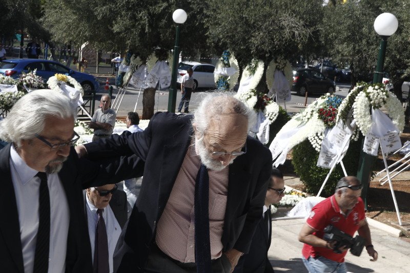 Tο τελευταίο αντίο στον Μιχάλη Ζαφειρόπουλο -Βουβός θρήνος στο Ελληνικό [εικόνες & βίντεο] | iefimerida.gr 18