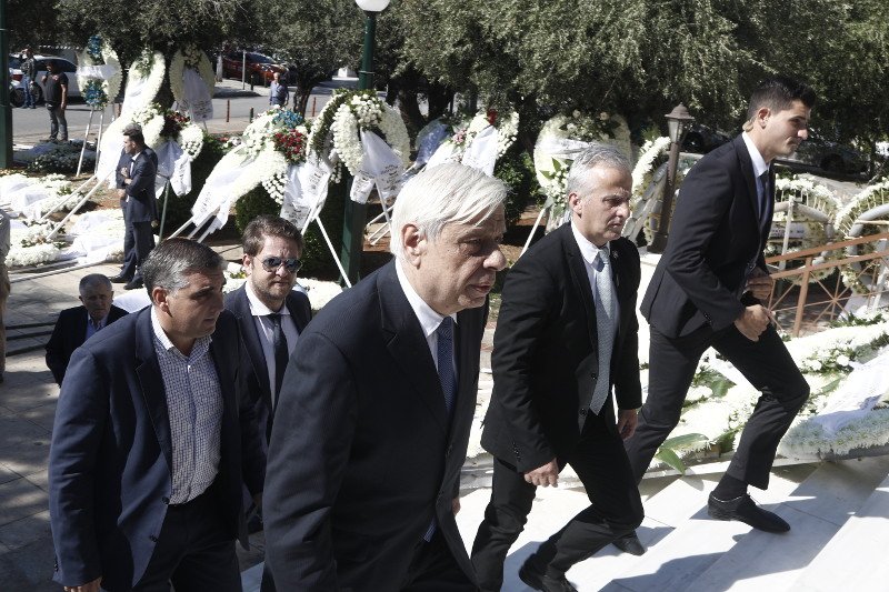 Tο τελευταίο αντίο στον Μιχάλη Ζαφειρόπουλο -Βουβός θρήνος στο Ελληνικό [εικόνες & βίντεο] | iefimerida.gr 7