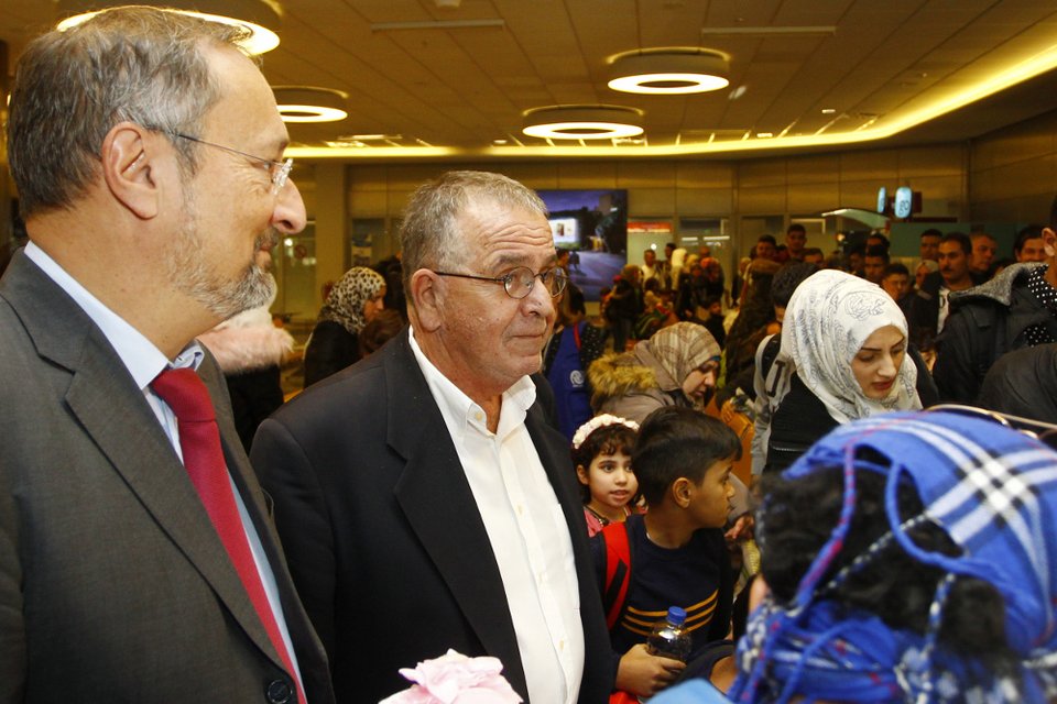 Συγκινημένοι αναχώρησαν 234 πρόσφυγες από το «Ελ. Βενιζέλος» για Γαλλία [εικόνες]  | iefimerida.gr 0