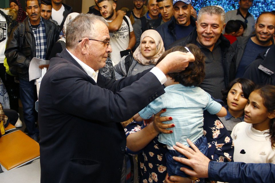 Συγκινημένοι αναχώρησαν 234 πρόσφυγες από το «Ελ. Βενιζέλος» για Γαλλία [εικόνες]  | iefimerida.gr 1