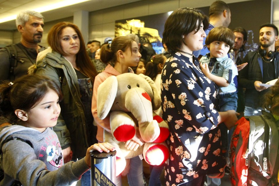 Συγκινημένοι αναχώρησαν 234 πρόσφυγες από το «Ελ. Βενιζέλος» για Γαλλία [εικόνες]  | iefimerida.gr 2