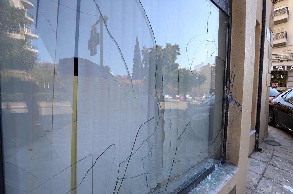 Θεσσαλονίκη: Εσπασαν τζαμαρία και πέταξαν μπογιές στο Ελληνοϊταλικό Επιμελητήριο [εικόνες] | iefimerida.gr 0
