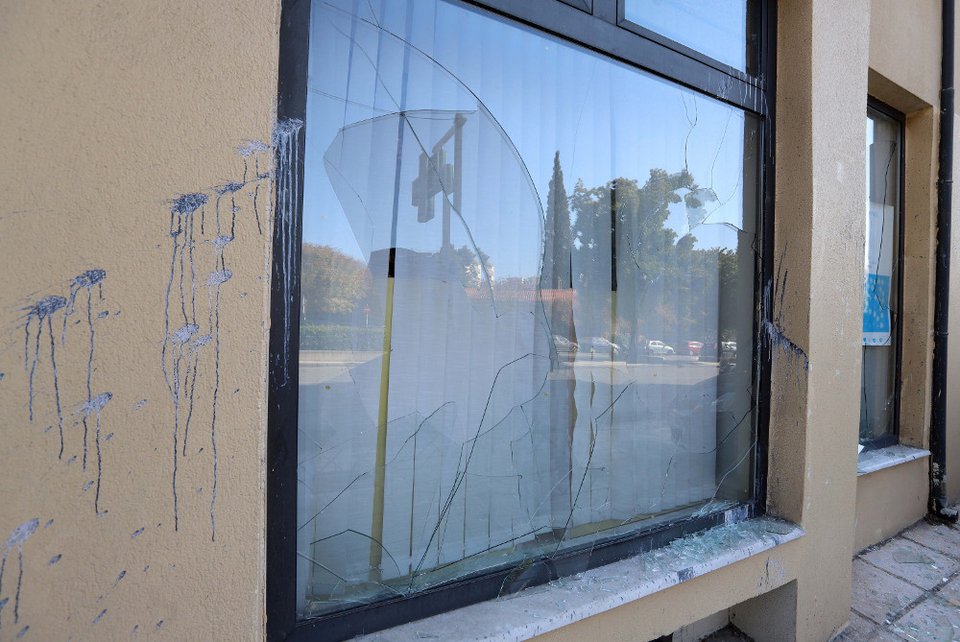 Θεσσαλονίκη: Εσπασαν τζαμαρία και πέταξαν μπογιές στο Ελληνοϊταλικό Επιμελητήριο [εικόνες] | iefimerida.gr 1