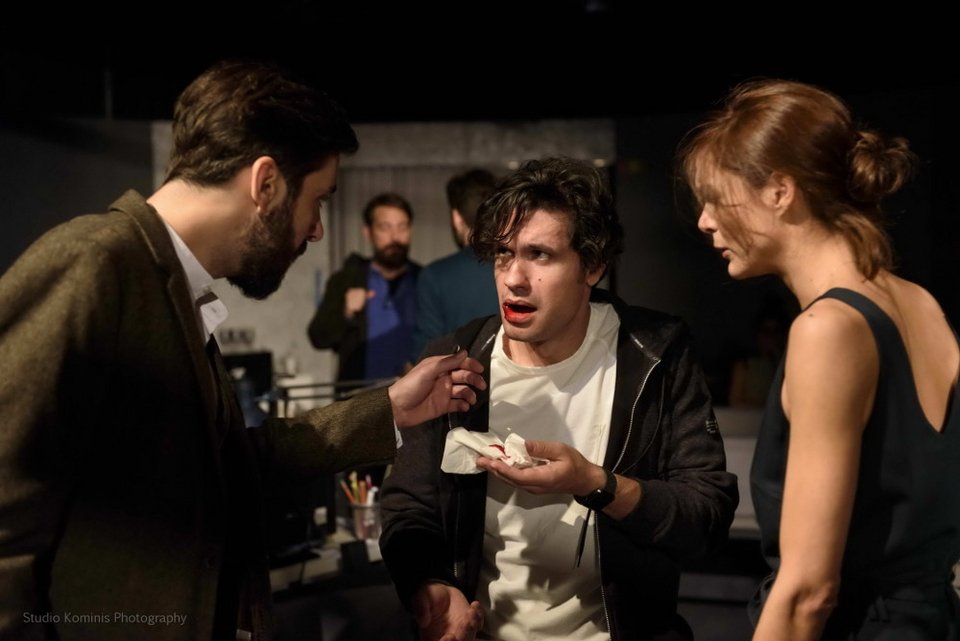 Το θέατρο Αποθήκη μετατράπηκε σε εταιρεία -Οι θεατές άναυδοι ανάμεσα στα γραφεία [εικόνες & βίντεο] | iefimerida.gr 0