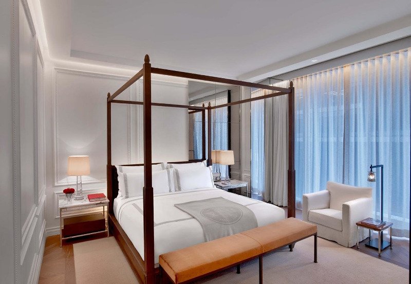 Baccarat Hotel: Πωλούνται από το ποτήρι της σαμπάνιας μέχρι ο πολυέλαιος των 216.600 δολαρίων [εικόνες] | iefimerida.gr 6