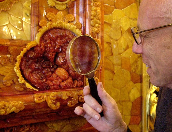 Κυνηγοί θησαυρών λένε πως βρήκαν το Κεχριμπαρένιο Δωμάτιο της Ρωσίας -Εργο τέχνης βουτηγμένο στο χρυσό  [εικόνες] | iefimerida.gr 0