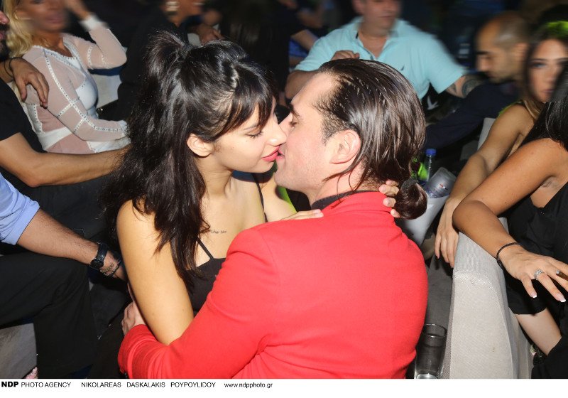 Τα «καυτά» φιλιά του Ανθιμου Ανανιάδη με τη 19χρονη σύντροφό του στα μπουζούκια [εικόνες] | iefimerida.gr 1