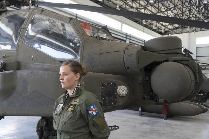 Επιλοχίας Ολγα Τσακνάκη: Μία γυναίκα στη «φωλιά» των Apache [εικόνες] | iefimerida.gr 0