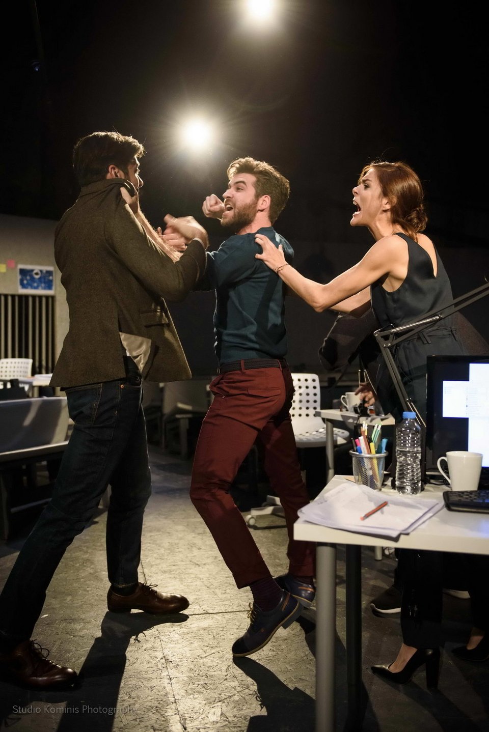 Το θέατρο Αποθήκη μετατράπηκε σε εταιρεία -Οι θεατές άναυδοι ανάμεσα στα γραφεία [εικόνες & βίντεο] | iefimerida.gr 2