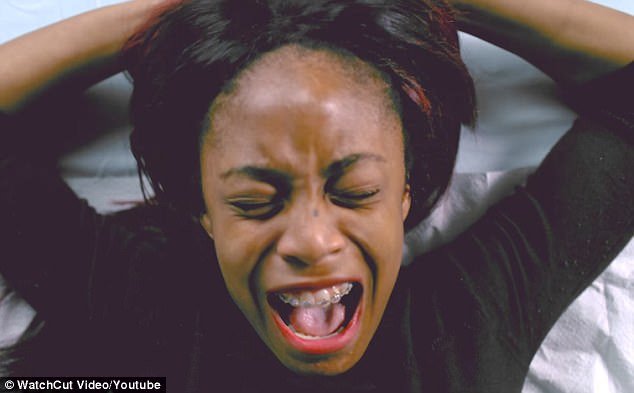 Ο απόλυτος πόνος: Οι εκφράσεις 5 ατόμων που κάνουν αποτρίχωση με κερί στο μπικίνι [βίντεο] | iefimerida.gr 1