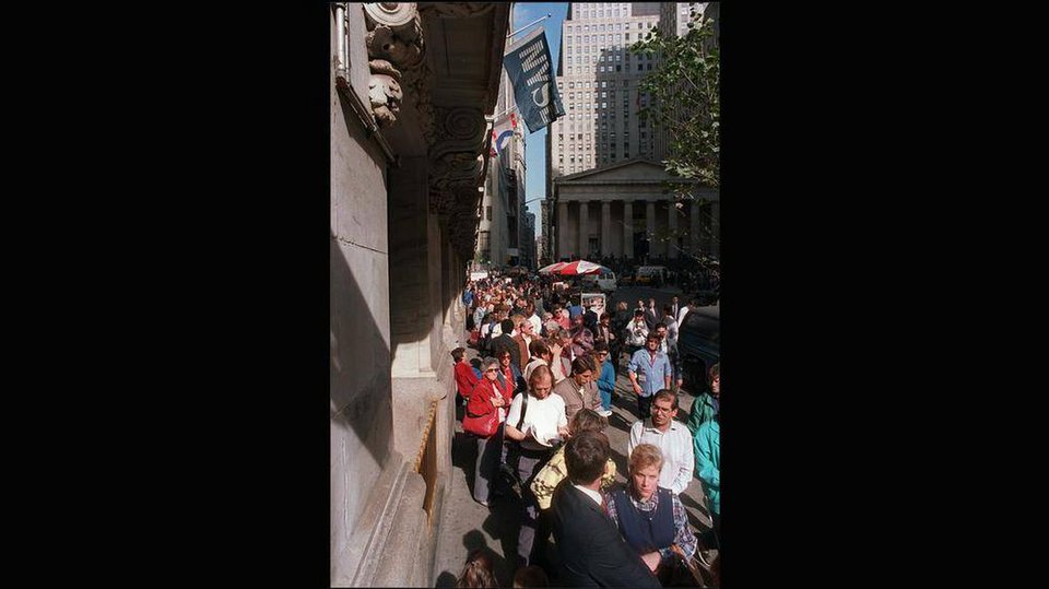 Σαν σήμερα, 1987: Η «Μαύρη Δευτέρα» στη Γουόλ Στριτ -Χρηματιστές αυτοκτονούσαν πέφτοντας από το μπαλκόνι [εικόνες] | iefimerida.gr 3