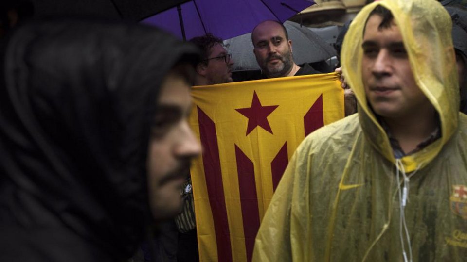 Καταλονία: Αυτονομιστές καλούν τον κόσμο να κάνει μαζικές αναλήψεις από τις τράπεζες | iefimerida.gr 0