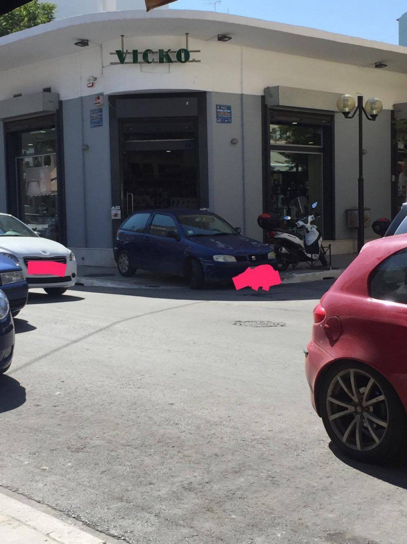 «Ελληνάρας» οδηγός στα Χανιά: Πάρκαρε ακριβώς μπροστά στην είσοδο καταστήματος [εικόνα] | iefimerida.gr 0