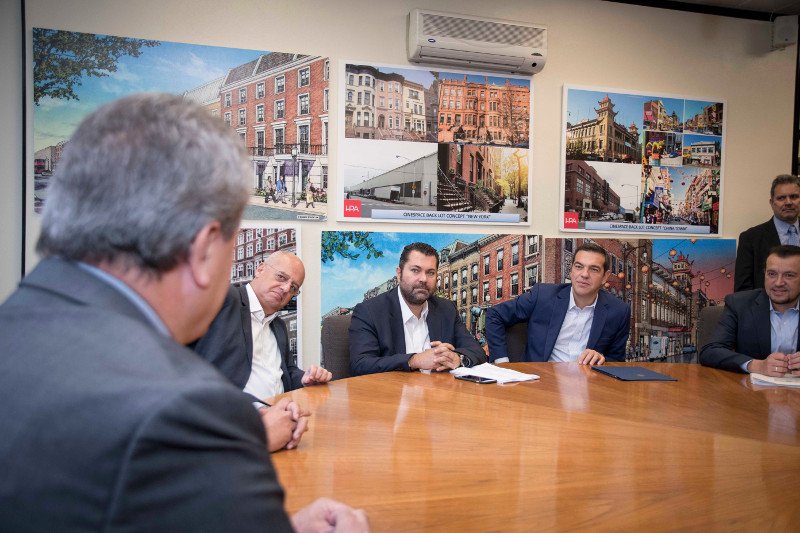 Ο Αλέξης  Τσίπρας στα κινηματογραφικά στούντιο των ομογενών Μιρκόπουλος και Πίσσιος στο Σικάγο [εικόνες] | iefimerida.gr 0