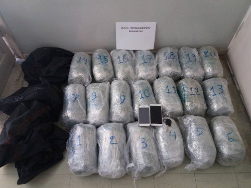 Κινηματογραφική καταδίωξη στο Μεσολόγγι: Πετούσαν τα ναρκωτικά στα χωράφια [εικόνα] | iefimerida.gr 0