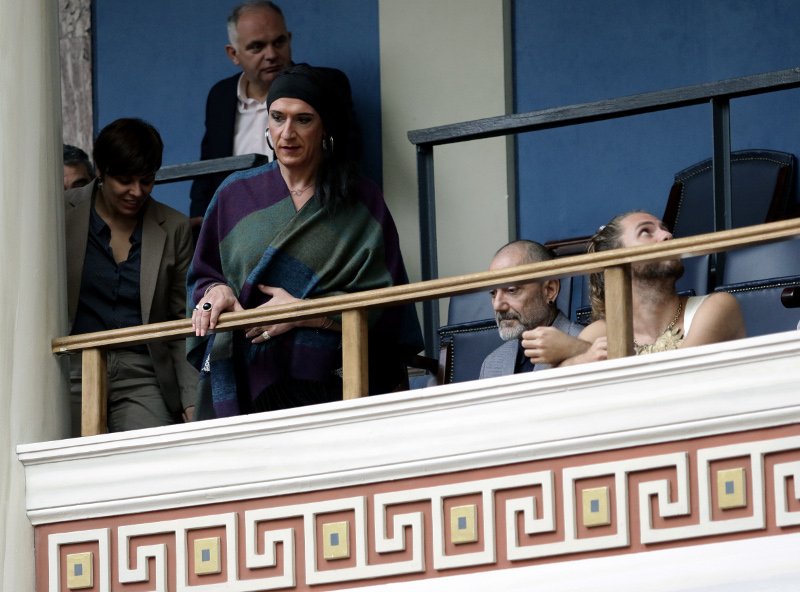 Εκλαψαν από χαρά οι διεμφυλικοί στα θεωρεία της Bουλής όταν ψηφίστηκε η αλλαγή φύλου [εικόνες] | iefimerida.gr 9