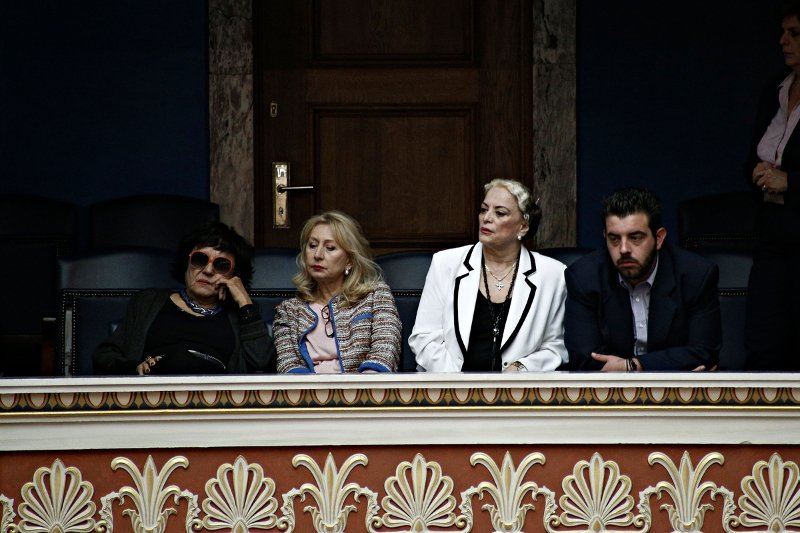 Εκλαψαν από χαρά οι διεμφυλικοί στα θεωρεία της Bουλής όταν ψηφίστηκε η αλλαγή φύλου [εικόνες] | iefimerida.gr 27