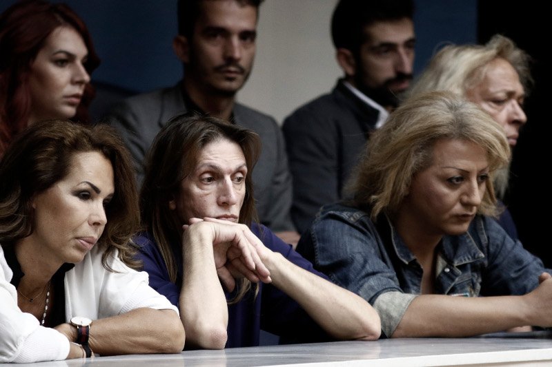 Εκλαψαν από χαρά οι διεμφυλικοί στα θεωρεία της Bουλής όταν ψηφίστηκε η αλλαγή φύλου [εικόνες] | iefimerida.gr 11