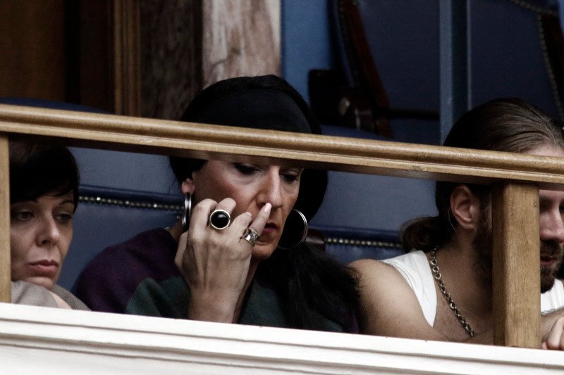 Εκλαψαν από χαρά οι διεμφυλικοί στα θεωρεία της Bουλής όταν ψηφίστηκε η αλλαγή φύλου [εικόνες] | iefimerida.gr 17