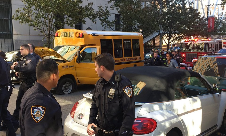 Τρόμος στο Μανχάταν: Φορτηγό παρέσυρε πεζούς και ποδηλάτες -Οκτώ νεκροί και 12 τραυματίες [εικόνες & βίντεο]  | iefimerida.gr 7